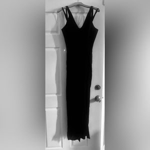 Reggio long lace gown is stunning! Size 4 - excellent condition!